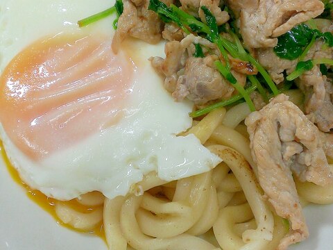 豆苗と豚肉の焼きうどん♪目玉焼きのせ！